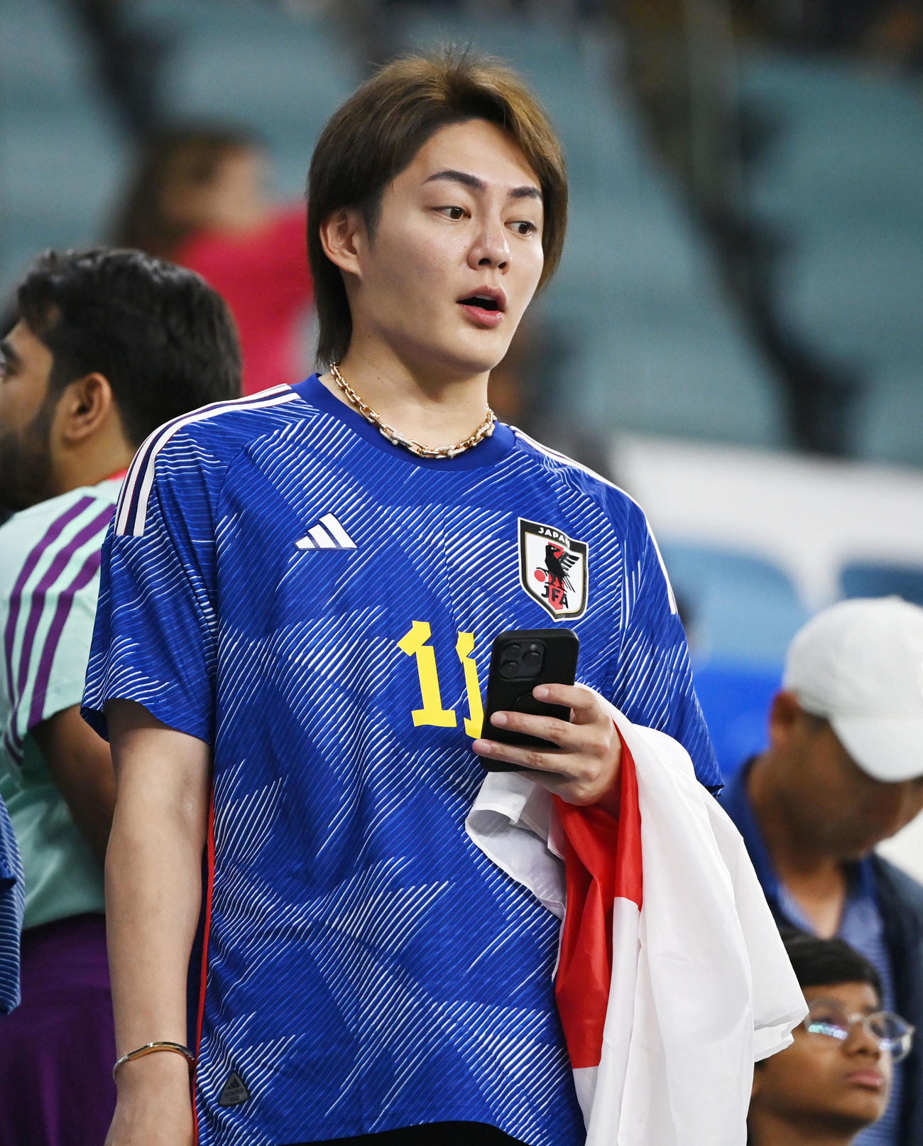 日本対クロアチア　観戦に訪れる三崎優太氏（撮影・横山健太）