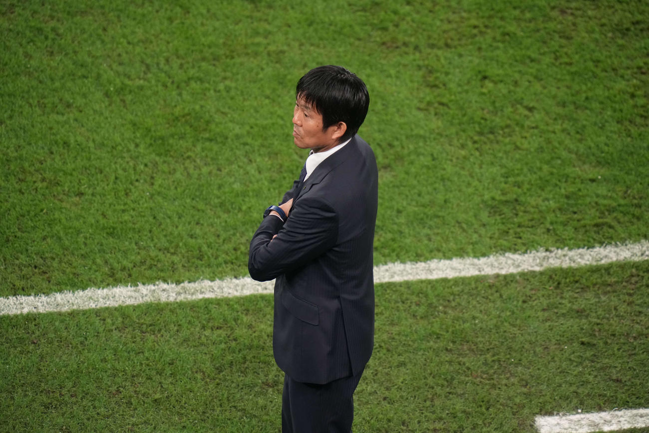 日本対クロアチア　試合開始を待つ森保一監督（撮影・パオロ　ヌッチ）