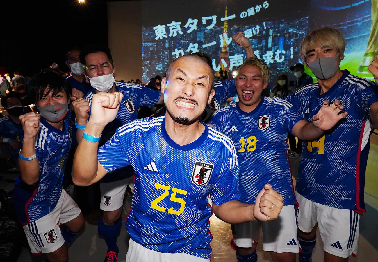 パブリックビューイング会場で応援し、日本の先制点に喜びを爆発させる前田大自然（中央）（撮影・菅敏）
