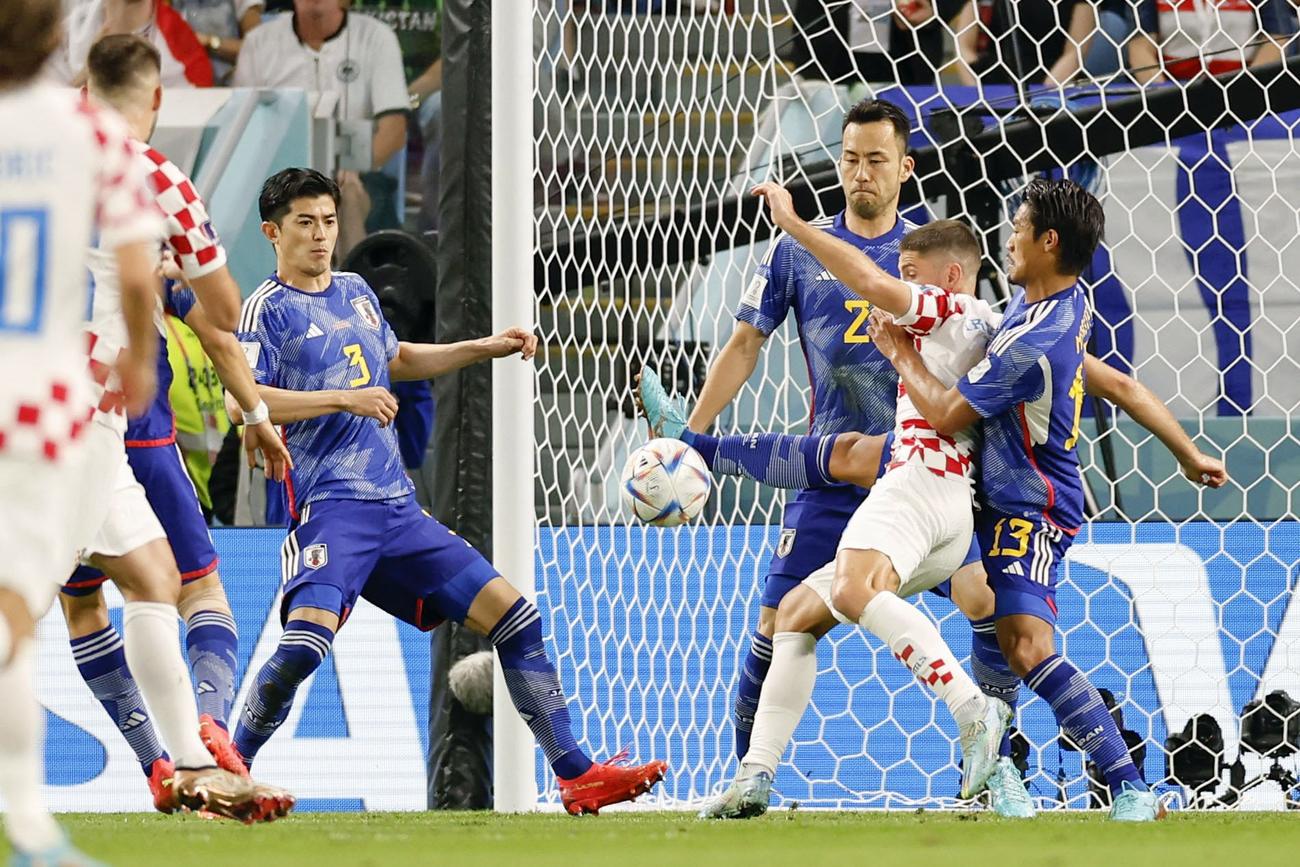 日本対クロアチア　前半、守る（左から）谷口、吉田、（1人おいて）守田（共同）