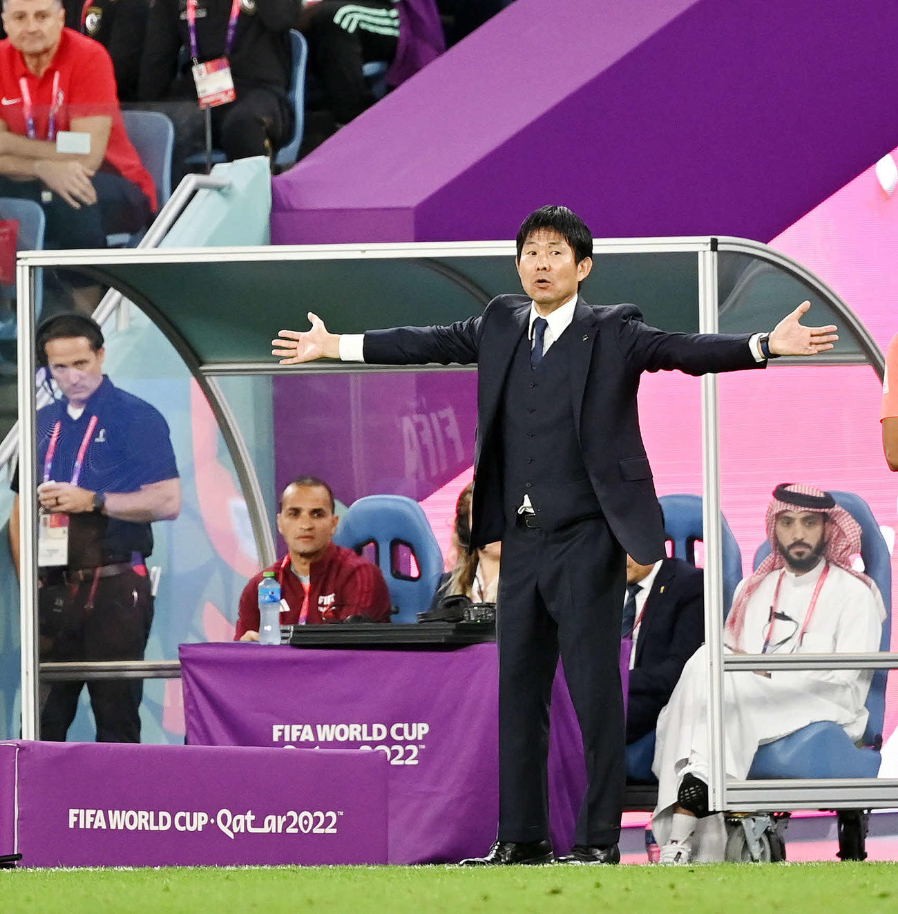 日本対クロアチア　後半、選手に指示を出す森保監督（撮影・横山健太）
