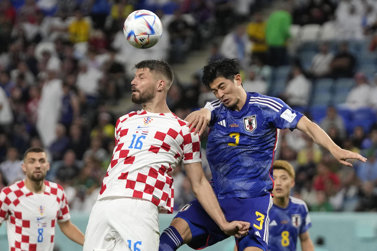 日本対クロアチア　ヘディングで競り合う日本代表谷口（AP）