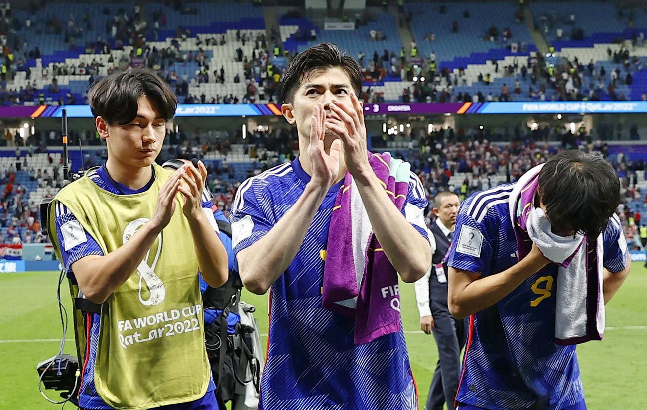 PK戦の末、クロアチアに敗れサポーターにあいさつする谷口（中央）＝アルワクラ（共同）