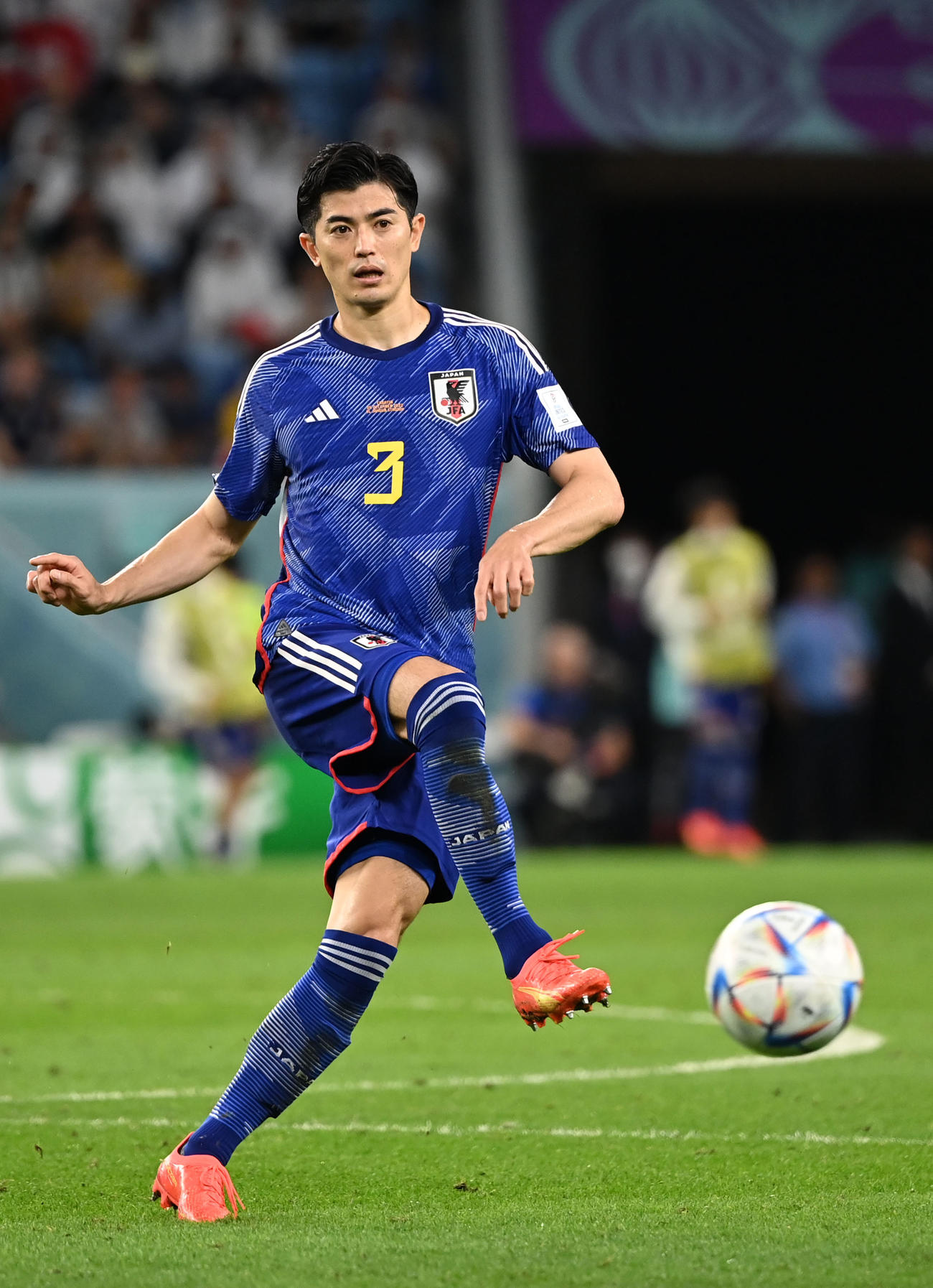 日本対クロアチア　前半、パスを出す谷口（撮影・横山健太）
