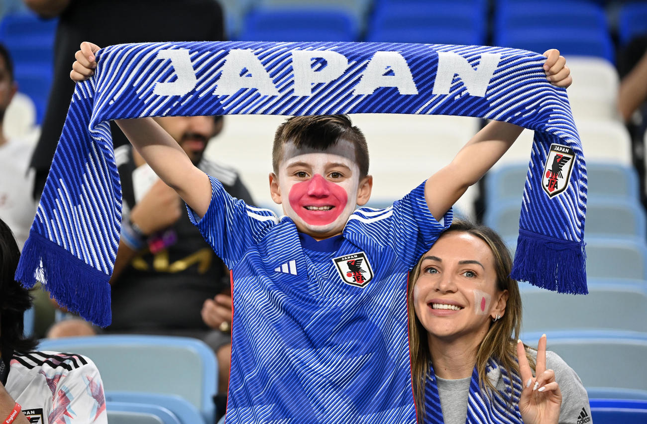 日本対クロアチア　試合前、声援を送るサポーター（撮影・横山健太）