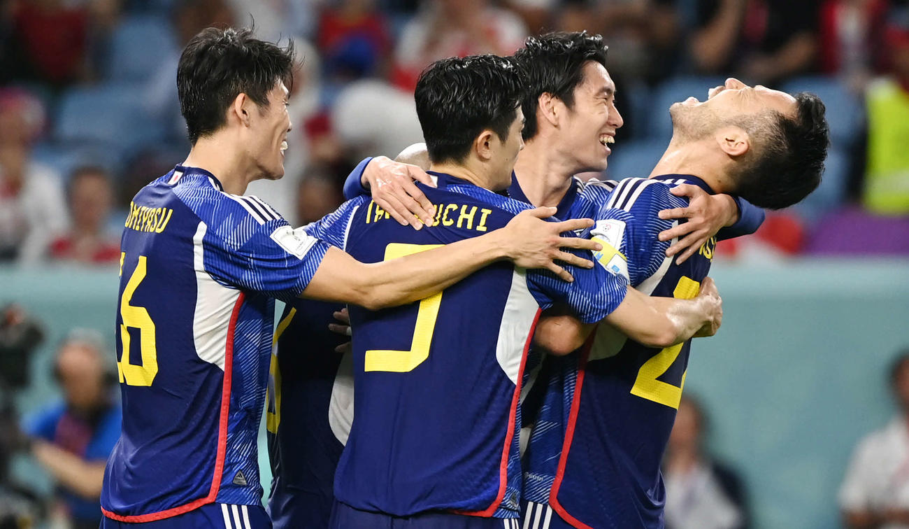 日本対クロアチア　前半、前田の先制点を喜ぶ選手たち。左から冨安、谷口、鎌田、吉田（撮影・横山健太）