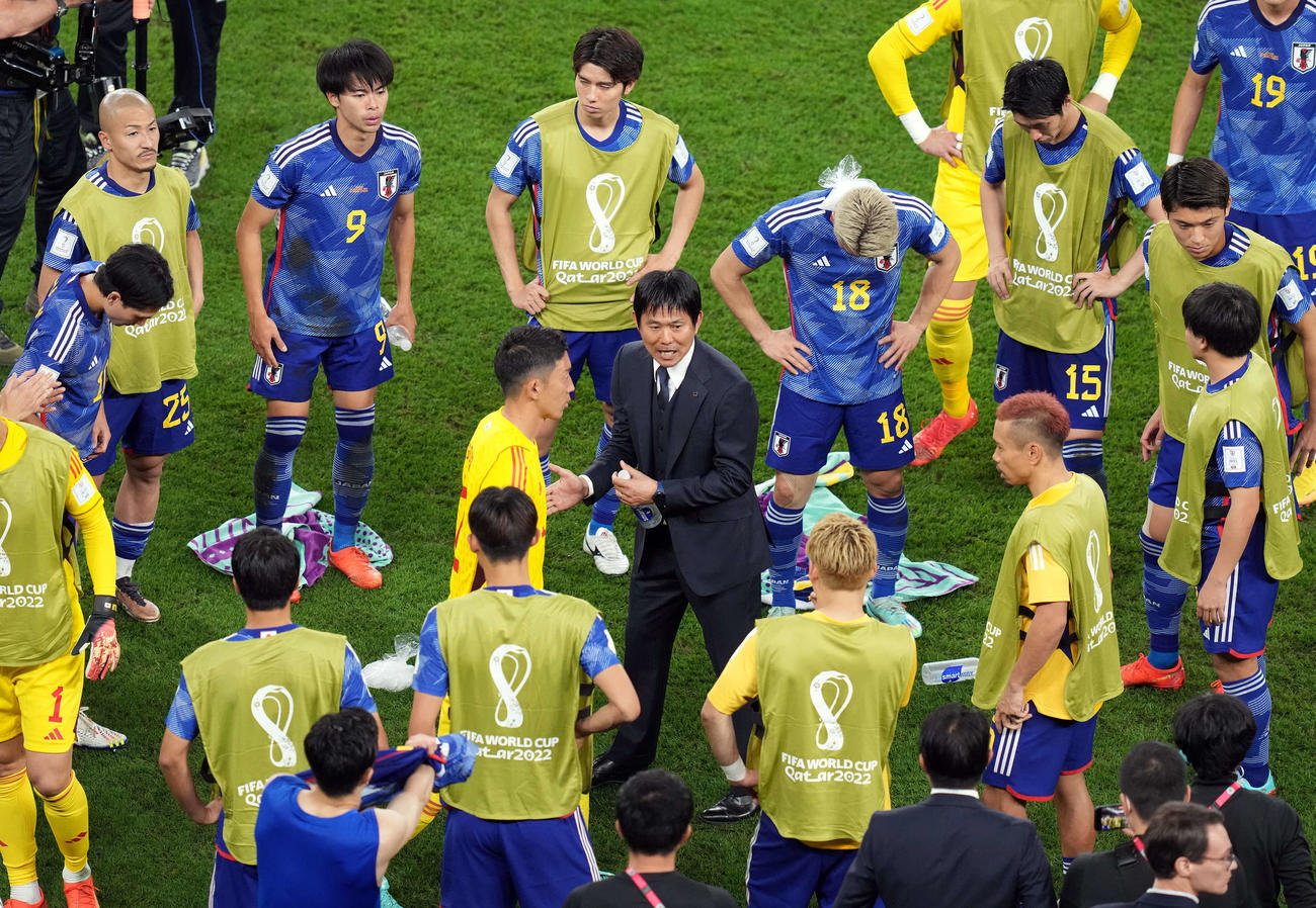 日本対クロアチア　　延長前半開始前、選手を鼓舞する森保監督（中央）（撮影・パオロ　ヌッチ）（撮影・パオロ　ヌッチ）
