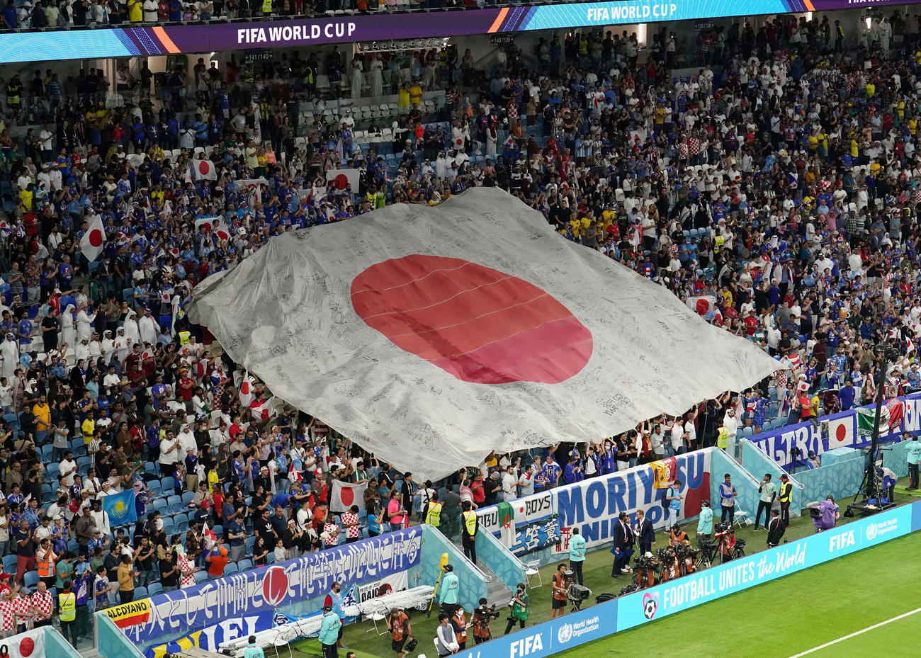 日本対クロアチア　観客席にサポーターが巨大な日の丸を広げる（撮影・パオロ　ヌッチ）