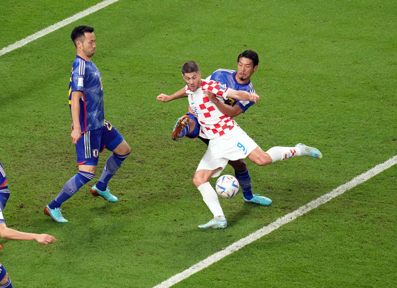日本対クロアチア　前半、吉田（左）と守田はクロアチア・クラマリッチのシュートを阻止（撮影・パオロ　ヌッチ）