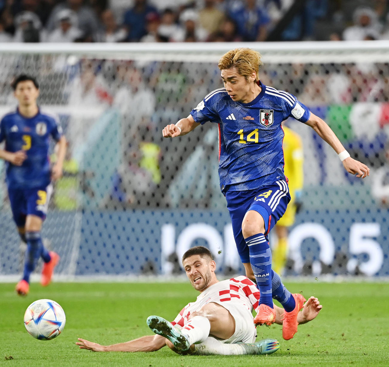 日本対クロアチア　前半、ドリブルで仕掛ける伊東（撮影・横山健太）