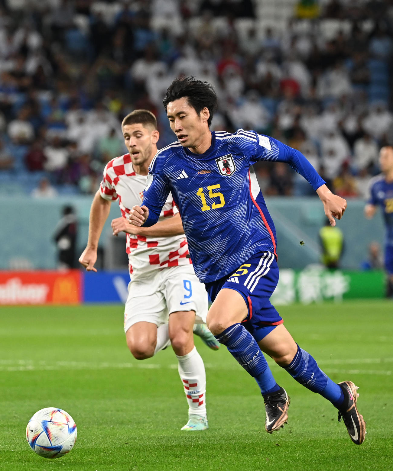 日本対クロアチア　前半、ドリブルする鎌田。後方はクロアチアのクラマリッチ（撮影・横山健太）