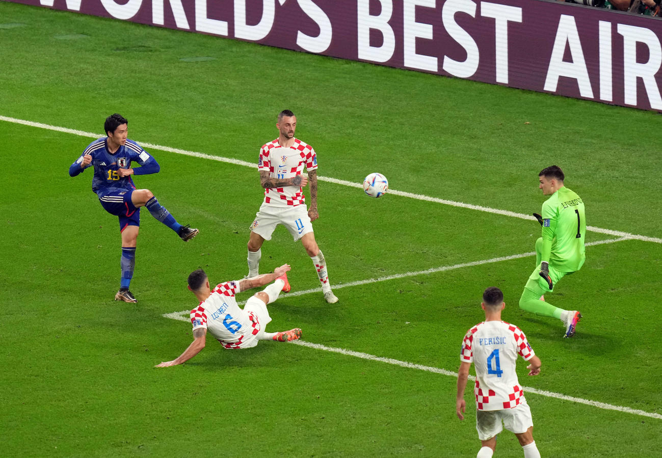 日本対クロアチア　前半、シュートを放つ鎌田（左）。右はGKリバコビッチ（撮影・パオロ　ヌッチ）