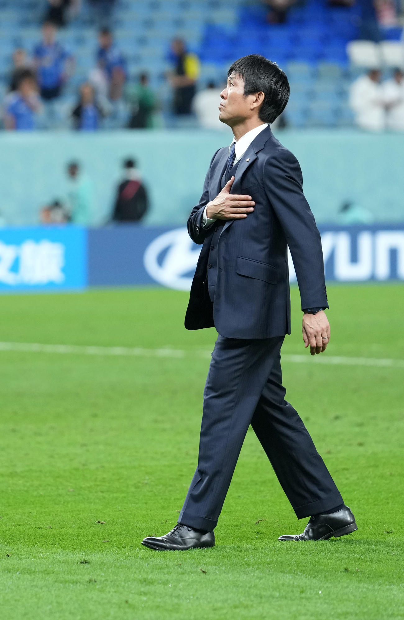 日本対クロアチア　試合後、胸に手を当てピッチを後にする森保監督（撮影・横山健太）
