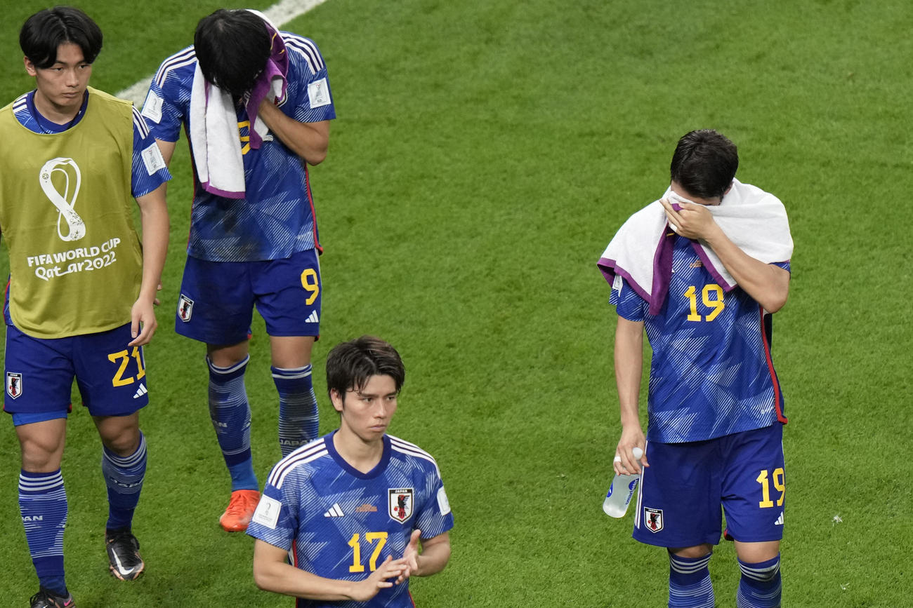 クロアチアに敗れ肩を落とす三笘（左から2人目）ら日本代表（AP）