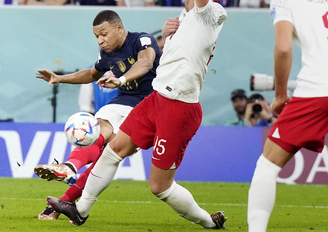 フランス対ポーランド　試合終了間際、自身2点目のゴールを決めるフランスのエムバペ（AP＝共同）
