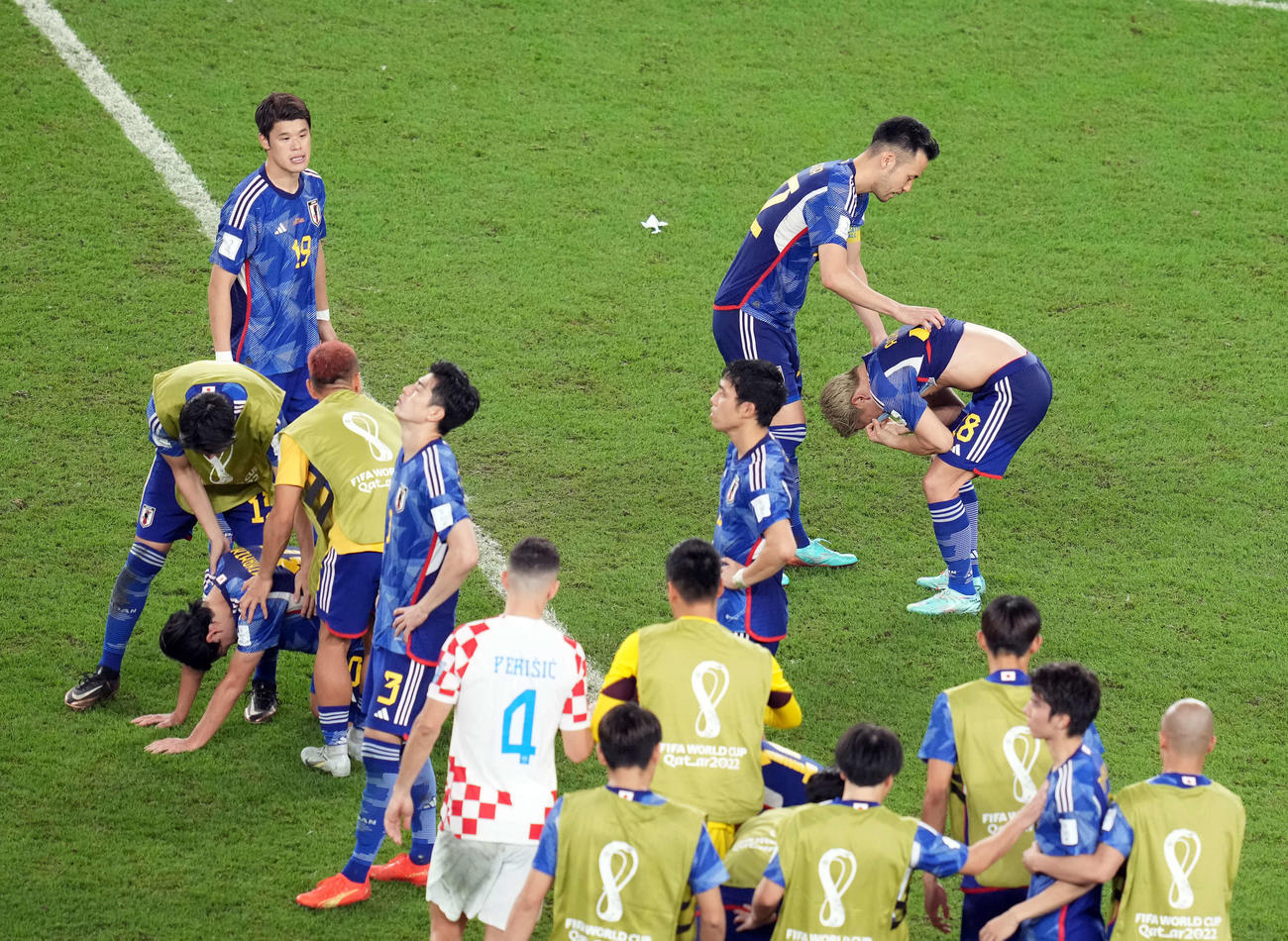 日本対クロアチア　PK戦の末に敗れ号泣する浅野（後方右）は吉田にねぎらわれる（撮影・パオロ　ヌッチ）