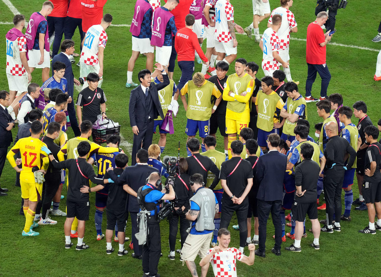 日本対クロアチア　PK戦の末に敗れた森保監督（中央左）は選手に声をかける（撮影・パオロ　ヌッチ）