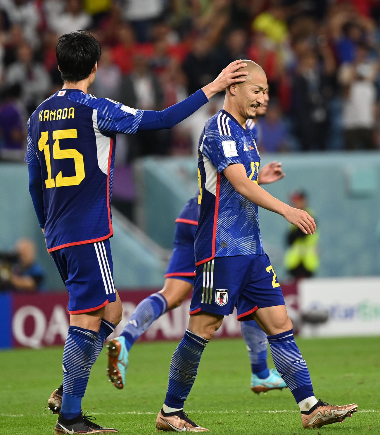 日本対クロアチア　前半、ゴールを決め鎌田（左）に頭をなでられる前田（撮影・横山健太）