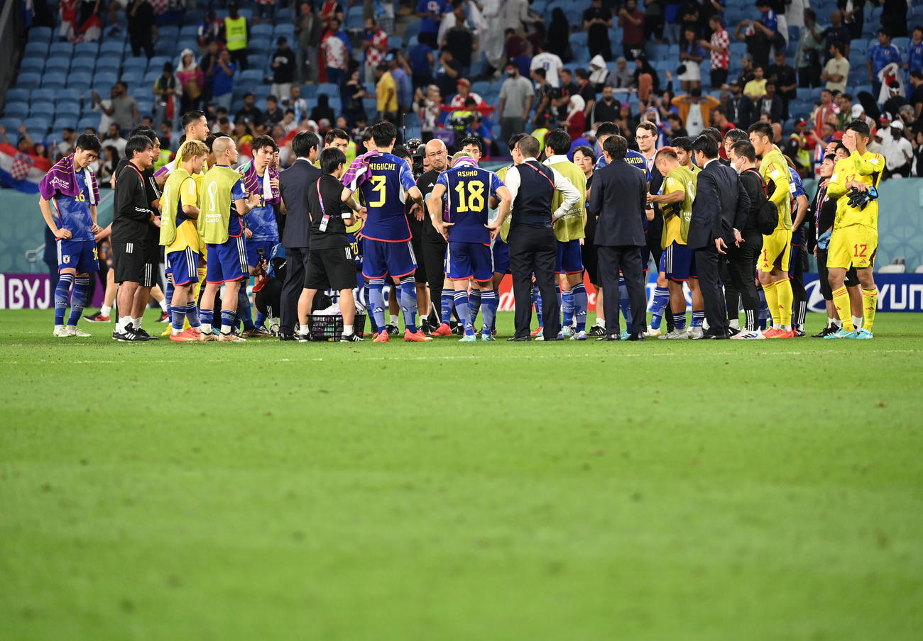 日本対クロアチア　試合後、円陣を組む日本代表イレブン（撮影・横山健太）