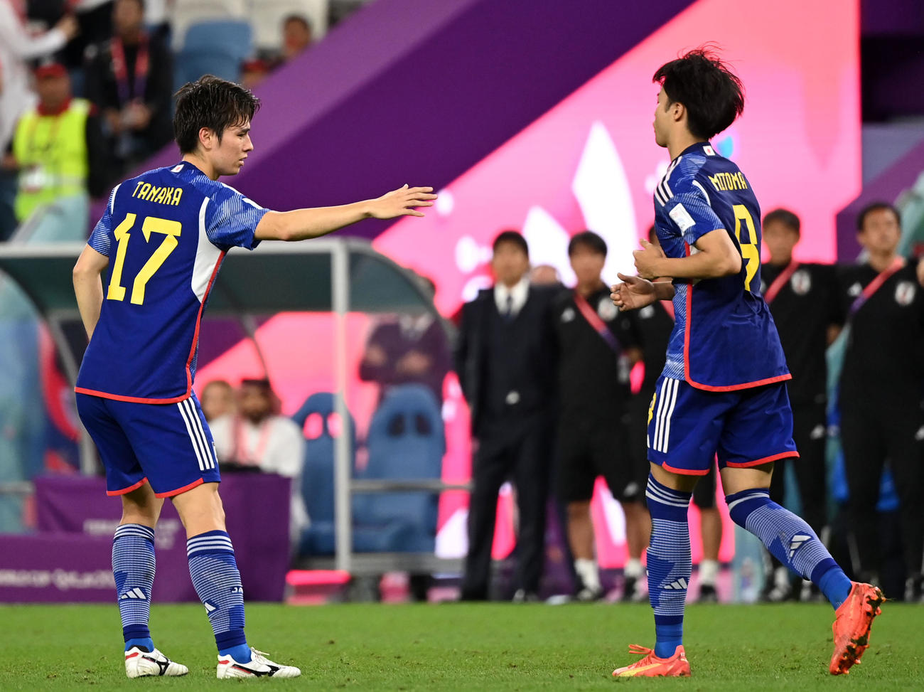 日本対クロアチア　PK戦、シュートを止められ肩を落とす三笘（右）に声をかける田中（2022年12月5日撮影）