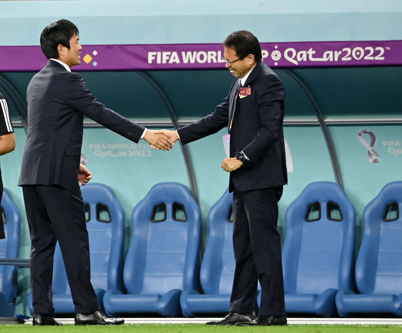 日本対クロアチア　試合後、握手を交わす森保監督（左）と反町技術委員長（2022年12月5日撮影）