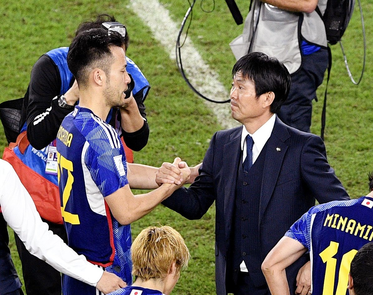 PK戦の末クロアチアに敗れ、吉田をねぎらう森保監督（共同）
