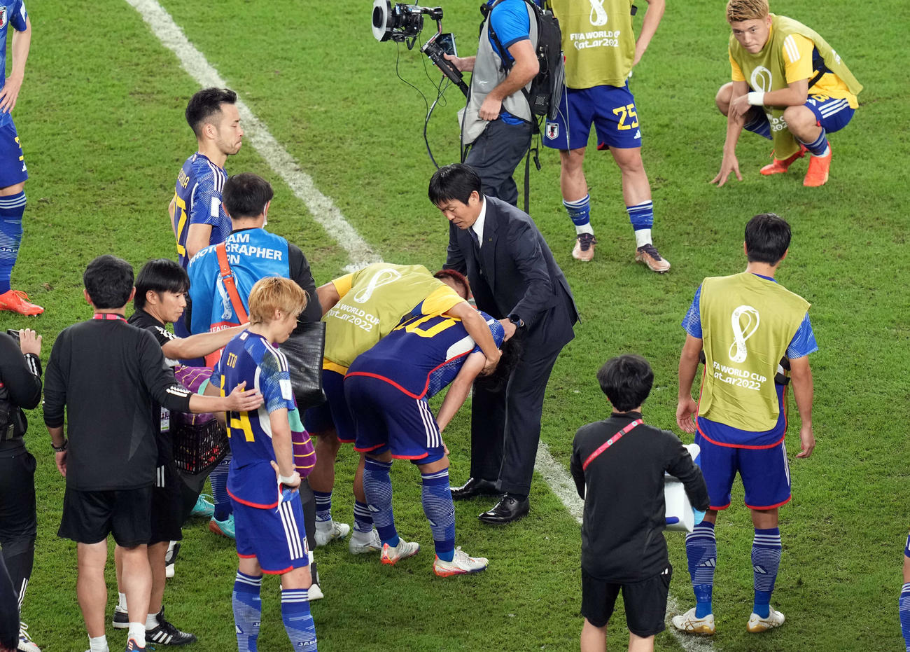 日本対クロアチア　PK戦の末に敗れた森保監督（中央）は選手たちに声をかける（撮影・パオロ　ヌッチ）
