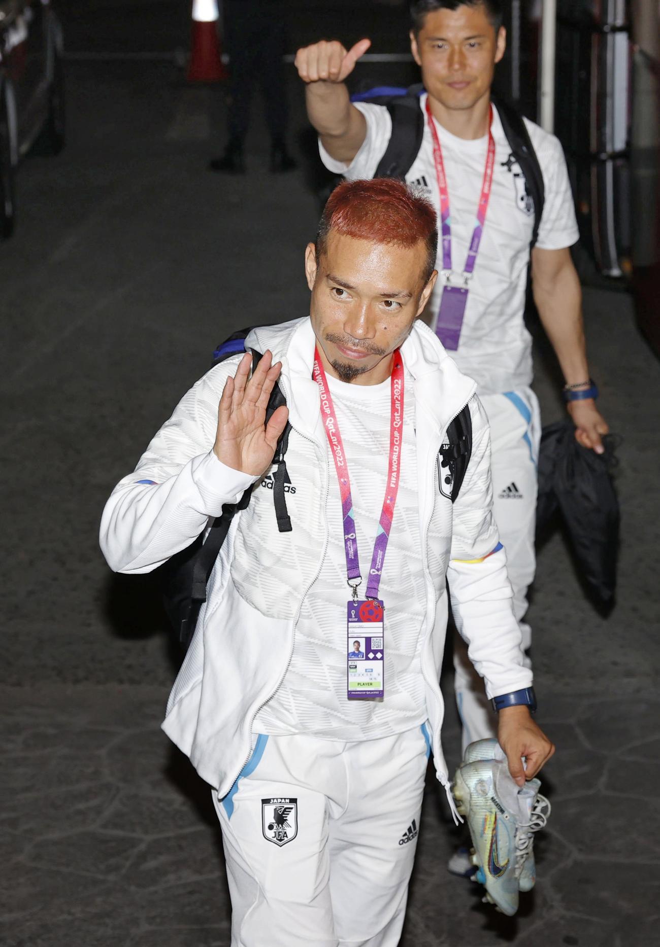 決勝トーナメント1回戦でクロアチアに敗れ、宿舎に戻った長友（手前）ら（共同）