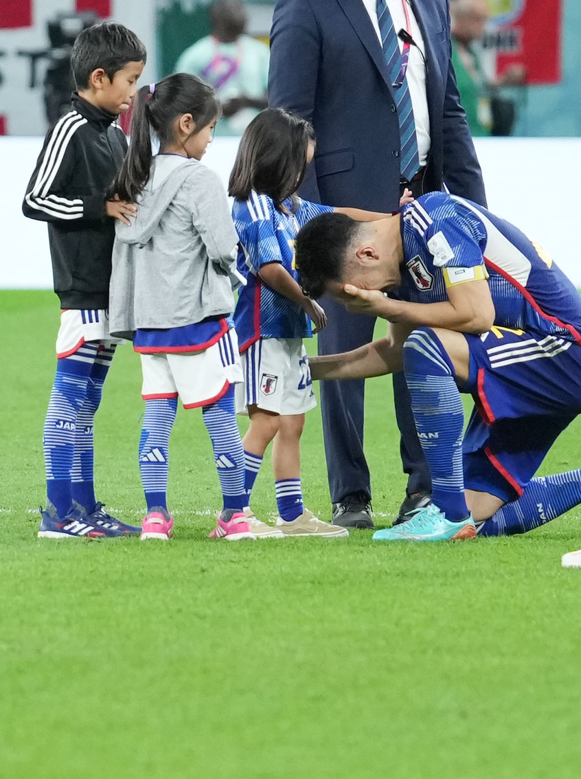 日本対クロアチア　試合後、子供たちの前で涙を流す吉田（右）（撮影・横山健太）
