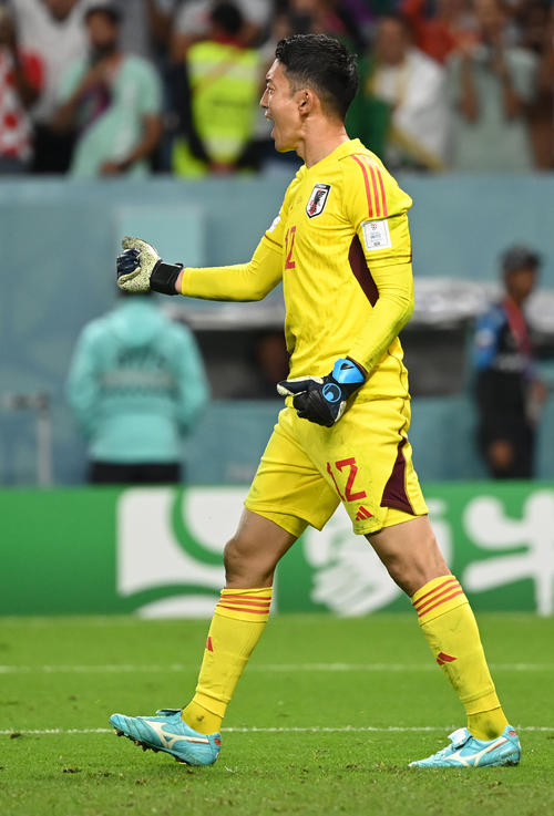 日本対クロアチア　PK戦、クロアチア代表マルコ・リバヤのシュートを止めガッツポーズするGK権田（撮影・横山健太）