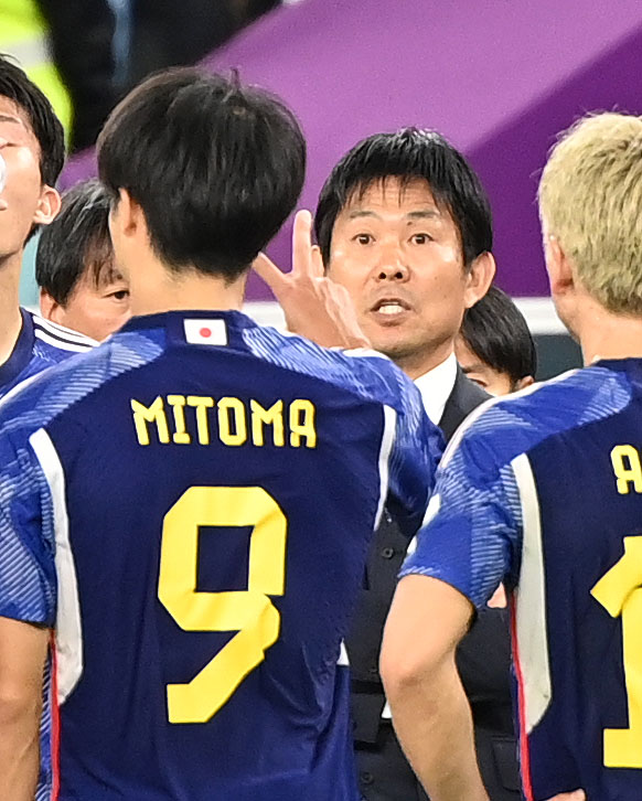 日本対クロアチア　PK戦前の円陣で森保監督（右）に2本指を指し示す三笘（撮影・横山健太）
