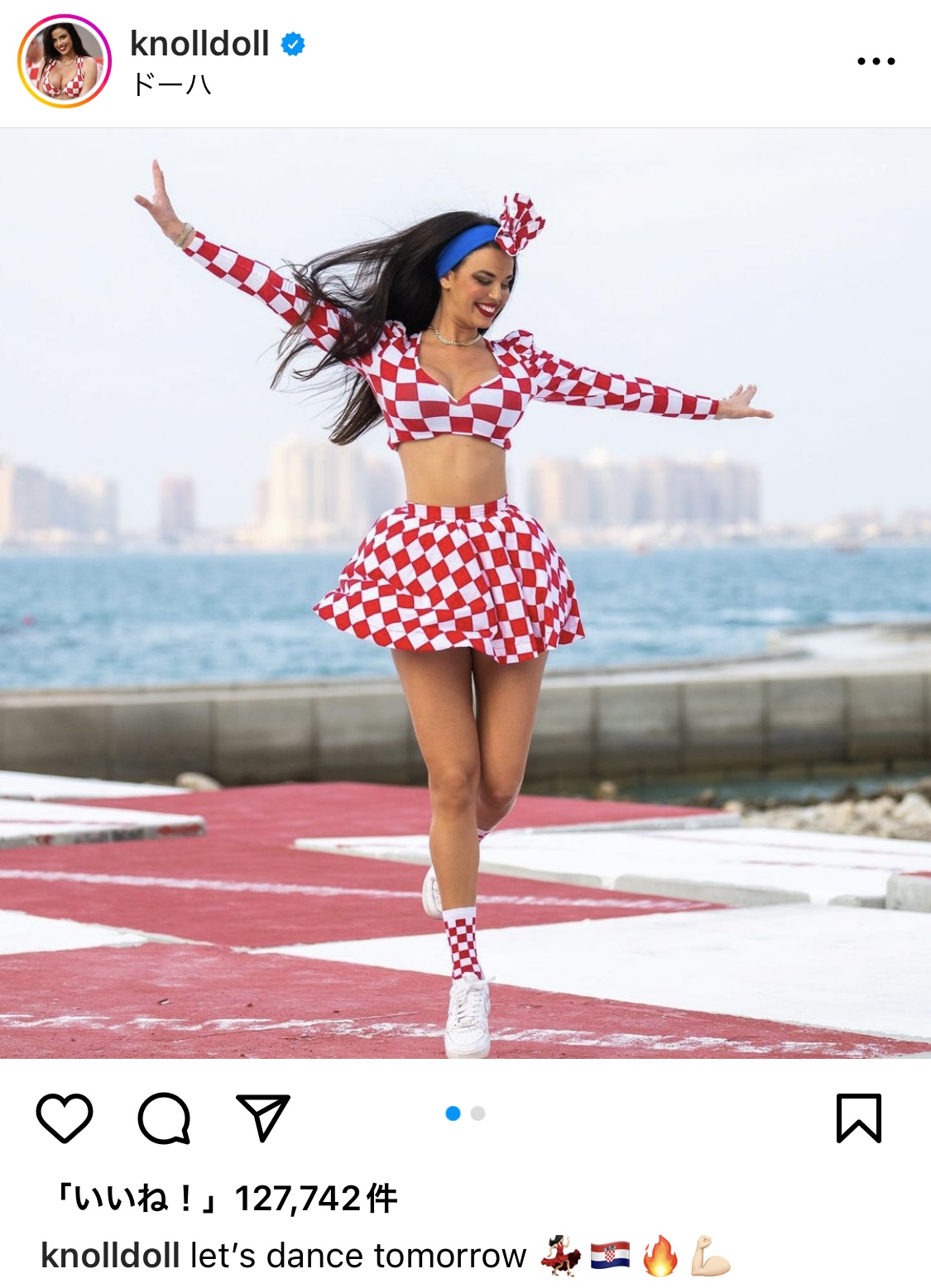 ブラジル戦を前に手を広げ踊る写真を掲載したクロアチアのセクシー応援サポーター、イワナ・ノールさん（ノールさんのインスタグラムより）