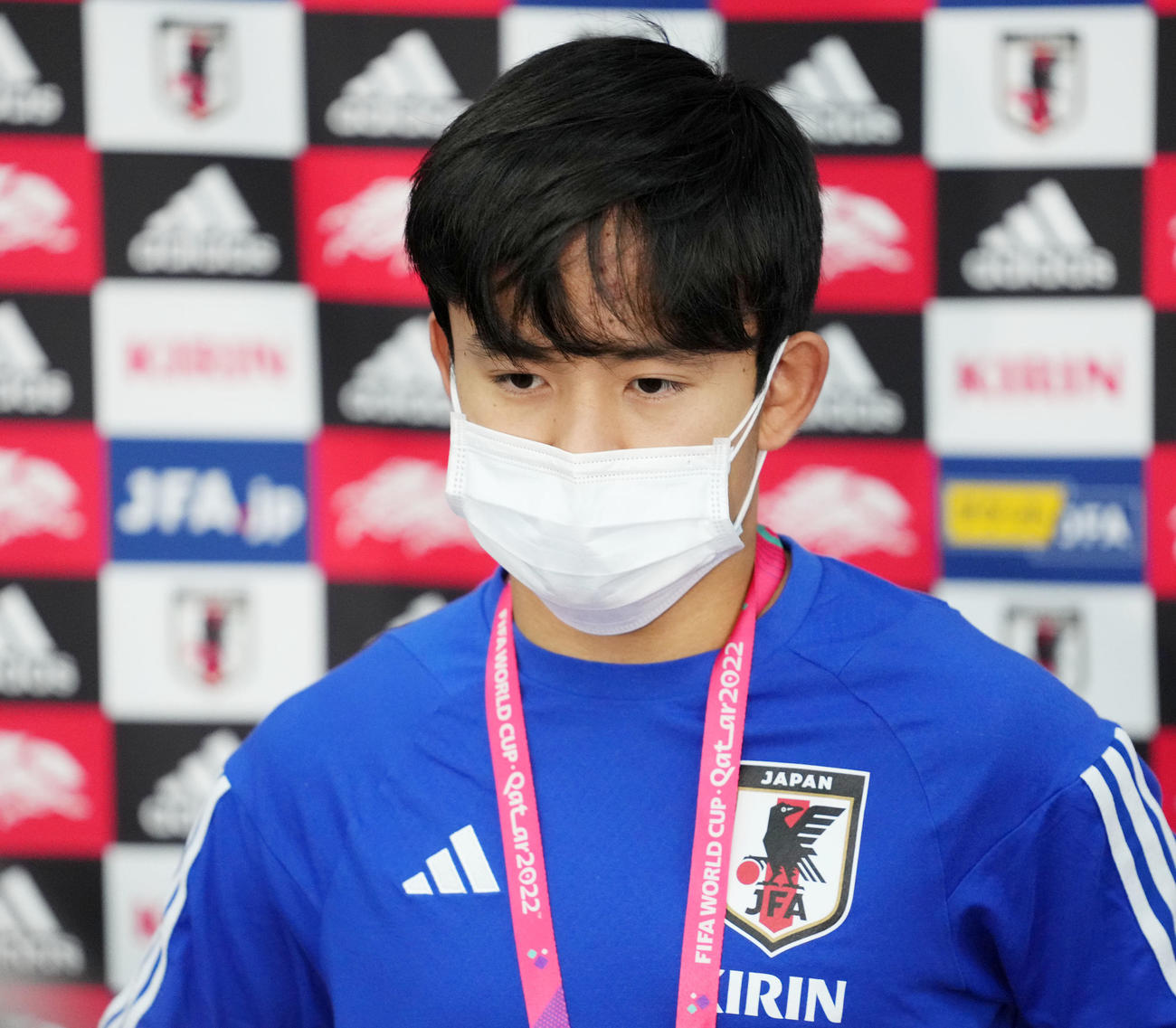 クロアチア戦から一夜明け、取材に応じる久保（撮影・横山健太）