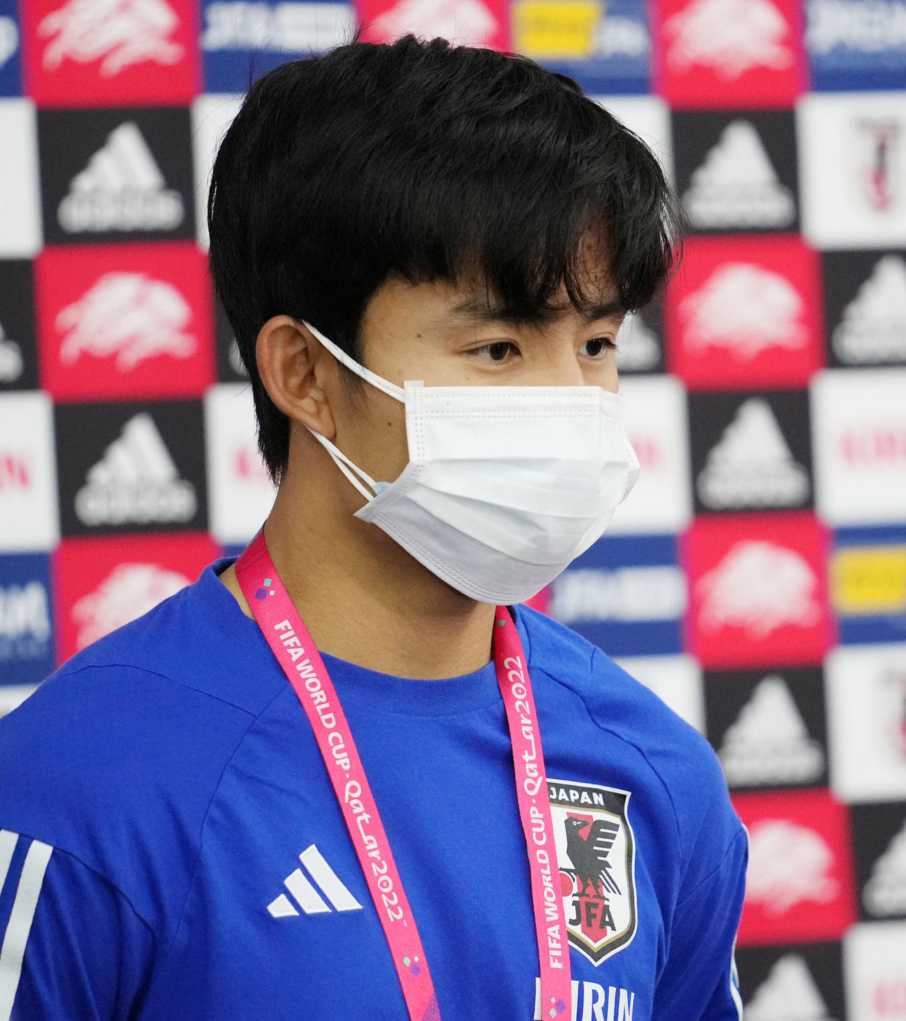 クロアチア戦から一夜明け、取材に応じる久保（撮影・横山健太）