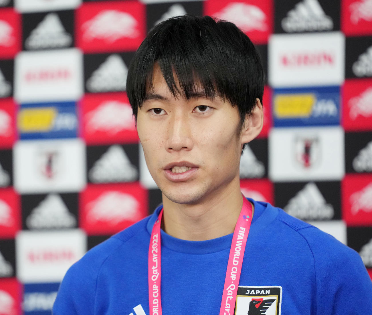 クロアチア戦から一夜明け、取材に応じる鎌田（撮影・横山健太）