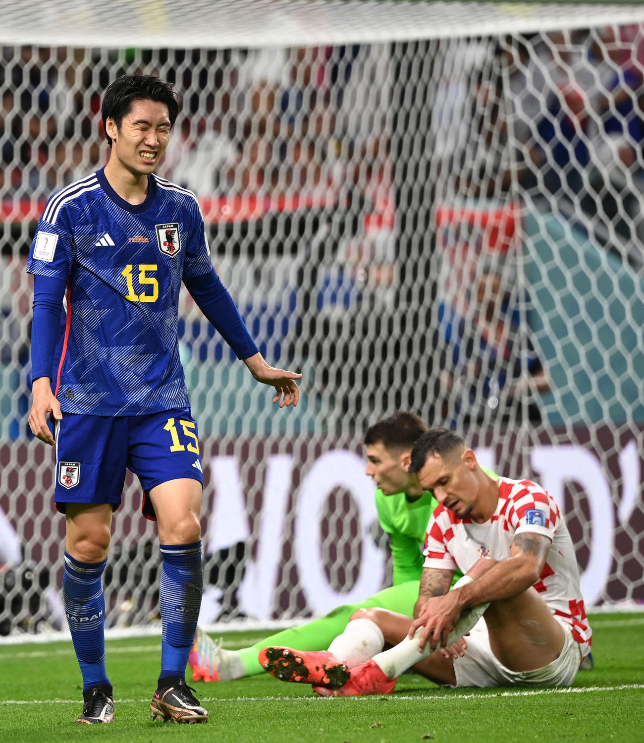 日本対クロアチア　前半、決定機を逃し悔しがる鎌田（左）（撮影・横山健太）