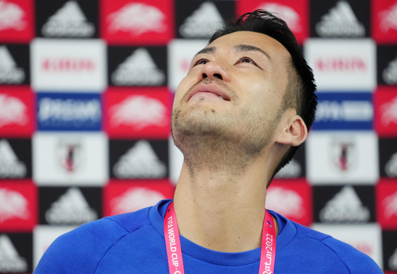 クロアチア戦から一夜明け、取材に応じ涙を流す吉田（撮影・横山健太）