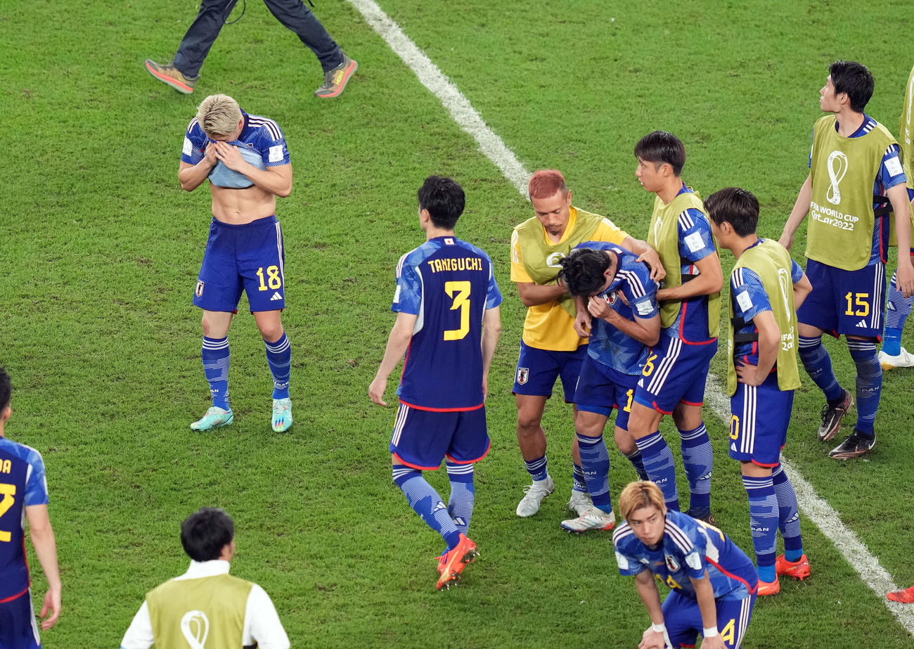 日本対クロアチア　長友（中央）はPK戦の末に敗れ号泣する南野を励ます（撮影・パオロ　ヌッチ）