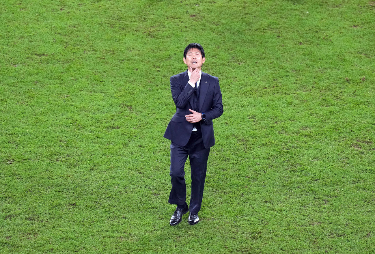 日本対クロアチア　PK戦の末に敗れた一戦を森保監督はアゴに手を当てて振り返る（撮影・パオロ　ヌッチ）