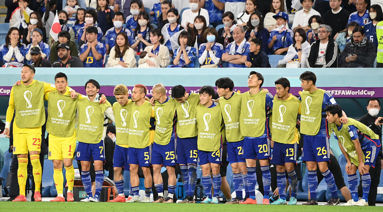 日本対クロアチア　PK戦、肩を組むベンチメンバー（撮影・横山健太）