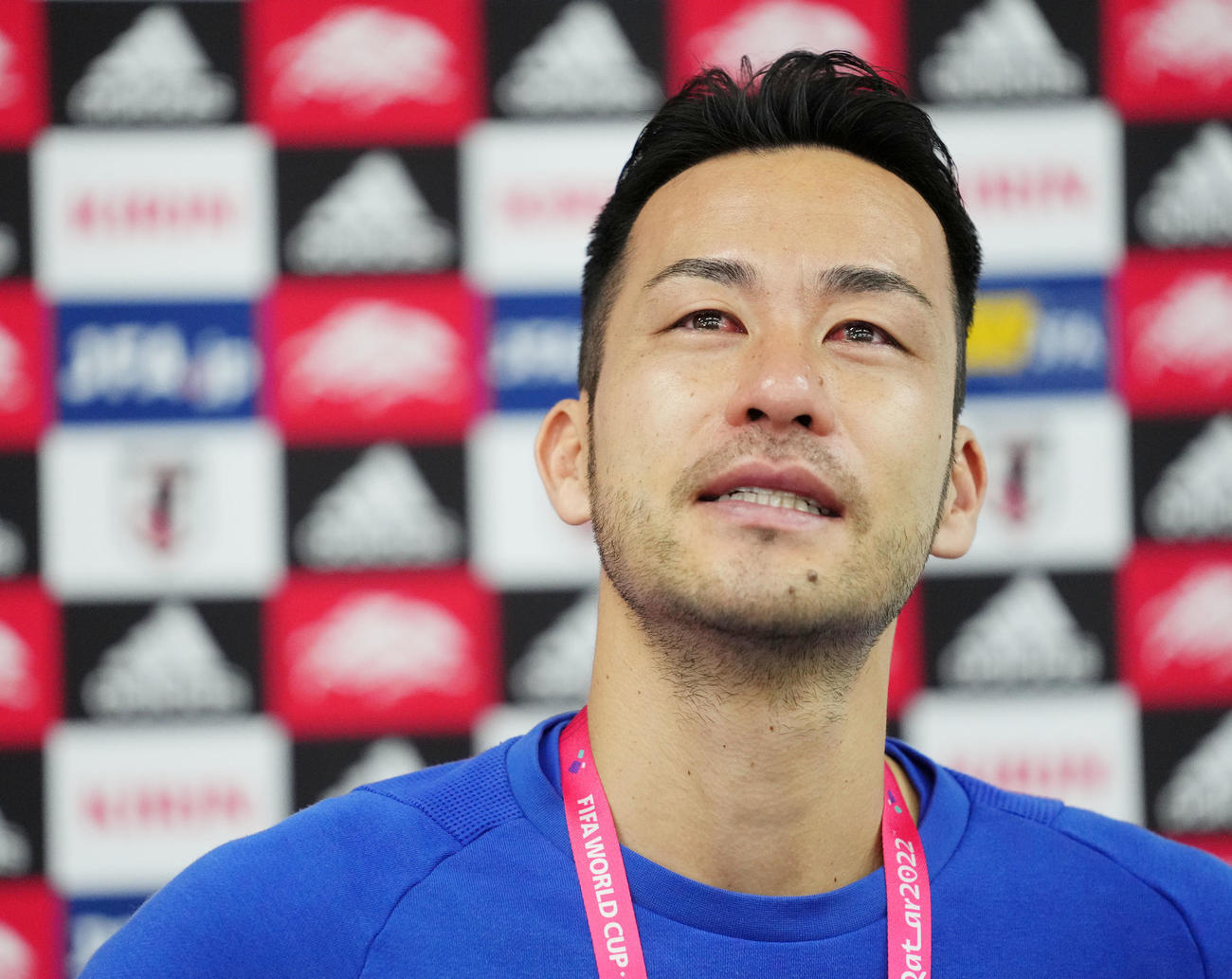 クロアチア戦から一夜明け、取材に応じ涙を流す吉田（撮影・横山健太）
