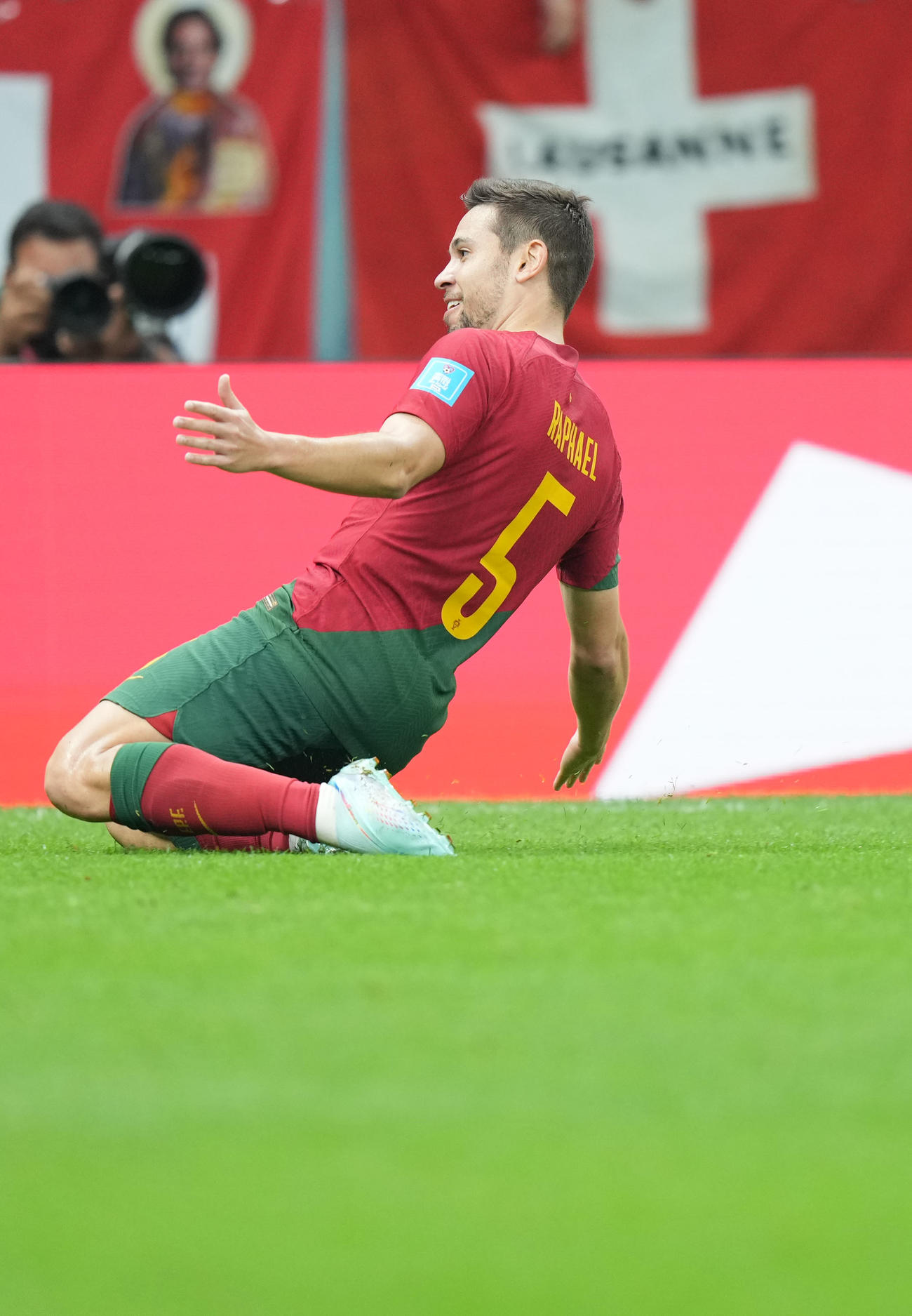 ポルトガル対スイス　後半、ゴールを決め笑顔を見せるポルトガル代表ラファエル・ゲレイロ（撮影・横山健太）