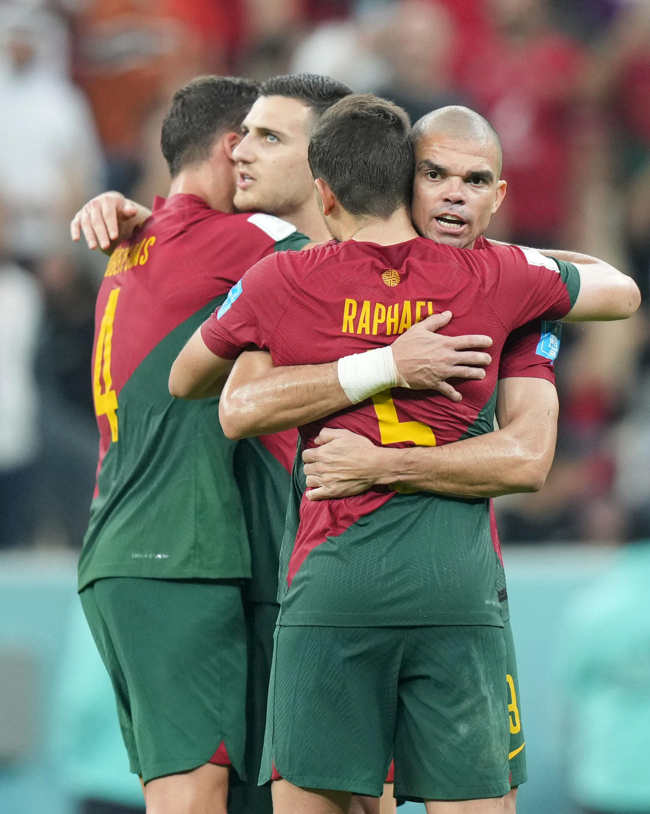 ポルトガル対スイス　スイスに勝利しベスト8進出を果たしチームメートと抱き合うポルトガル代表ペペ（右）（撮影・横山健太）