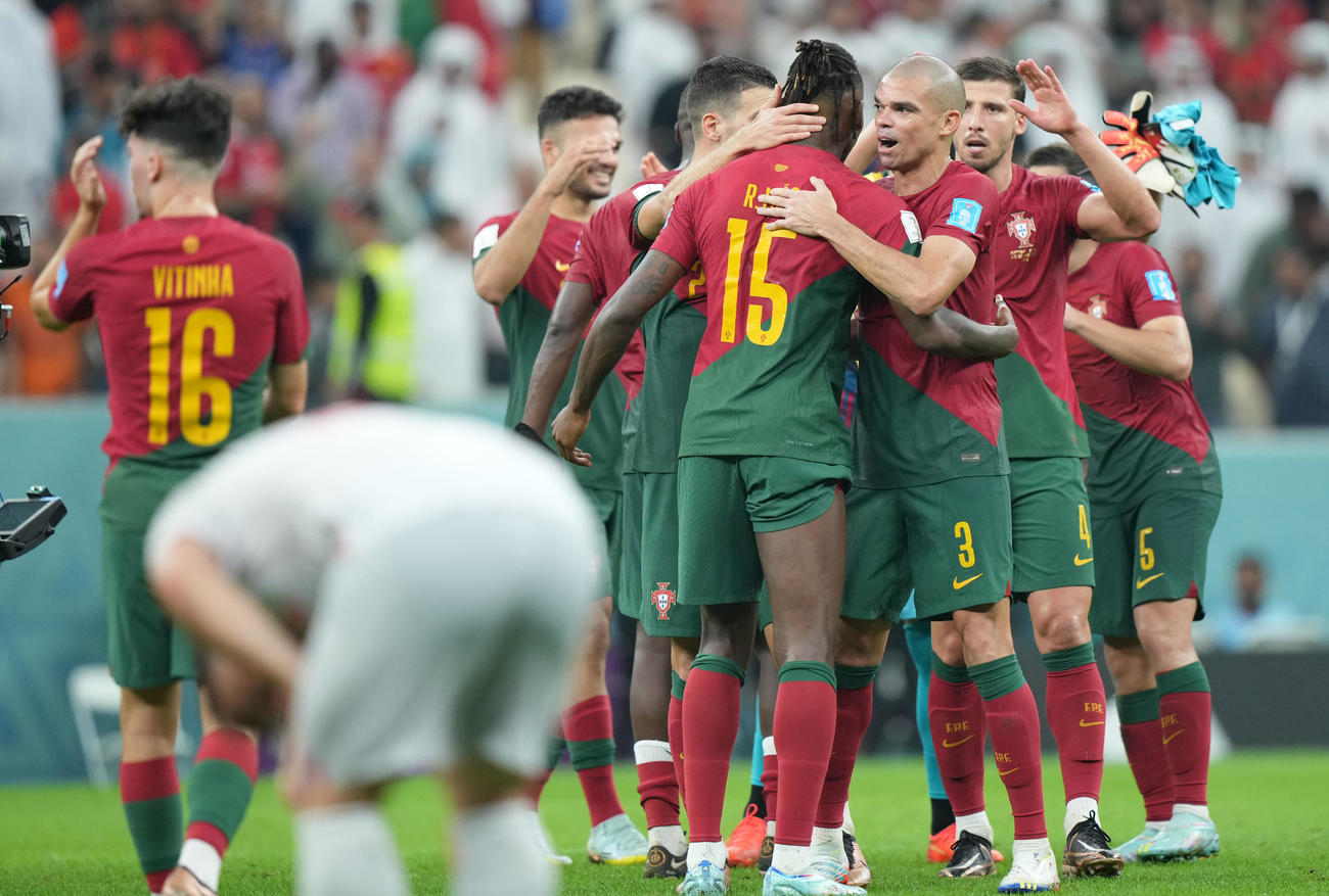 ポルトガル対スイス　スイスに勝利しベスト8進出を果たし抱き合うペペ（右から人目）らポルトガルイレブン（撮影・横山健太）