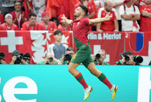 W杯】ポルトガル、スイスに圧勝6ゴール8強 ロナウドに代わり先発