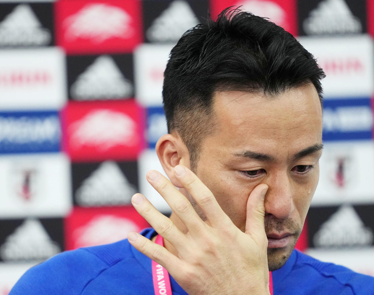 クロアチア戦から一夜明け、取材に応じ涙を流す吉田（撮影・横山健太）