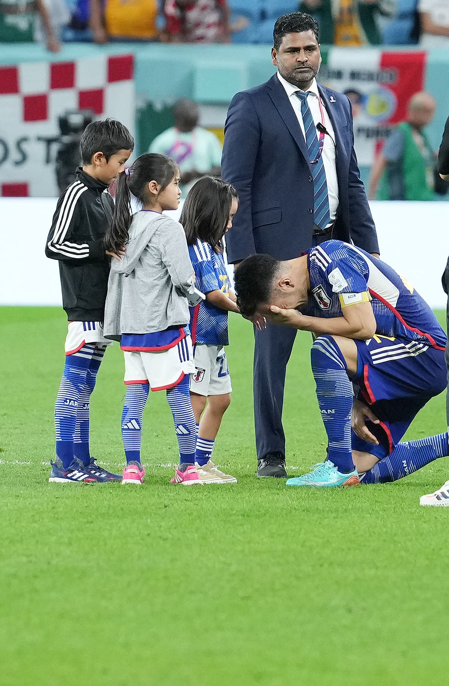 日本対クロアチア　試合後、子供たちの前で涙を流す吉田（右）（撮影・横山健太）