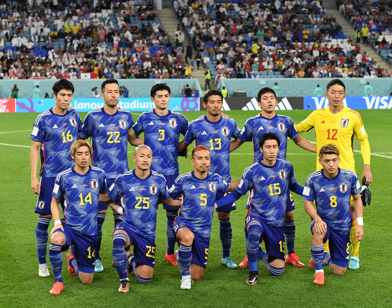 日本対クロアチア　試合前、記念撮影する日本の先発メンバー。前列左から伊東、前田、長友、鎌田、堂安、後列左から冨安、吉田、谷口、守田、遠藤、GK権田（撮影・横山健太）