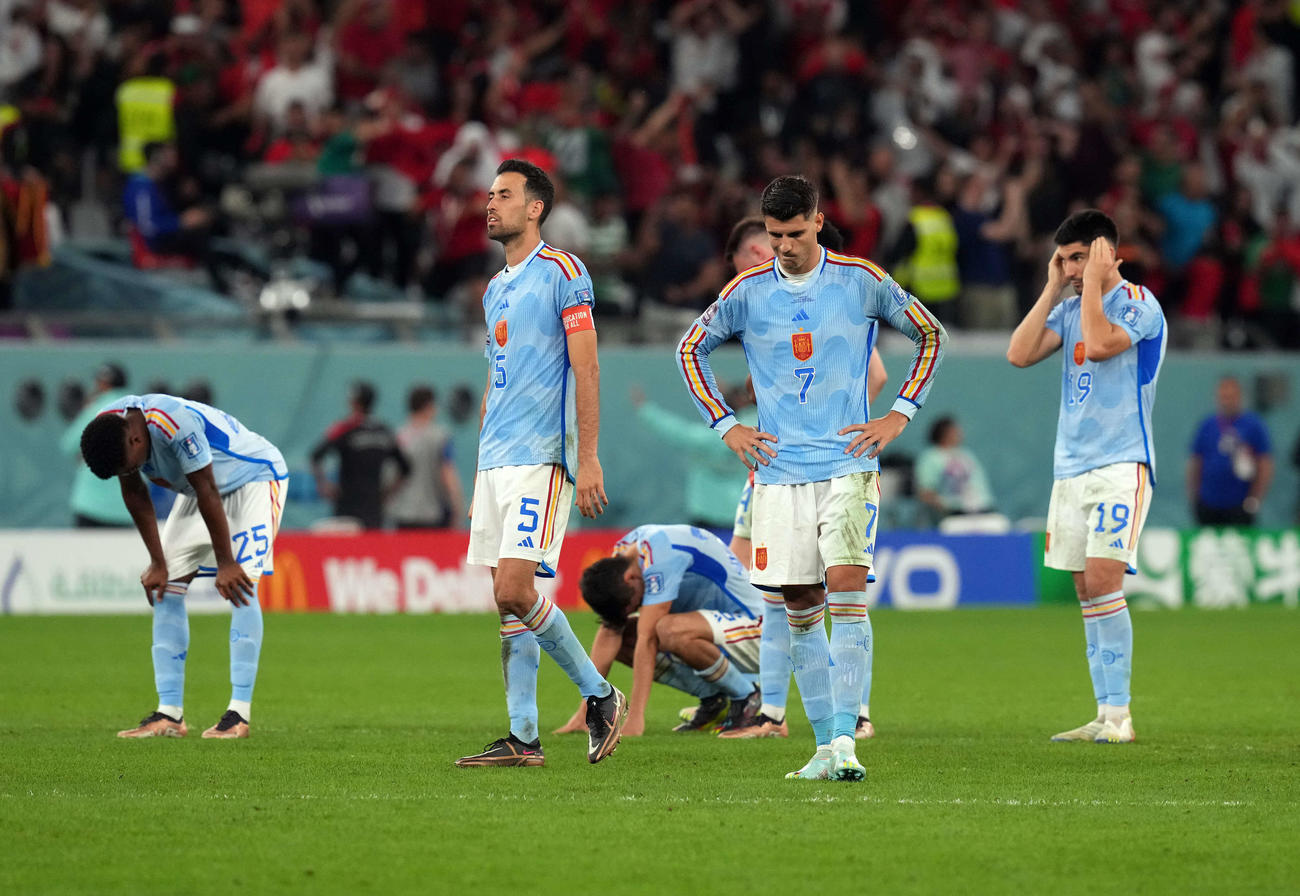 モロッコ対スペイン　敗戦し悔しがるスペインの選手たち（撮影・パオロ　ヌッチ）
