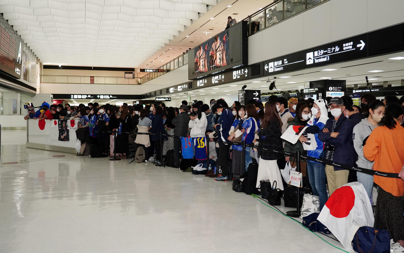 カタールから帰国する日本代表の選手たちを到着ゲートで待つ多くのサポーターたち（撮影・狩俣裕三）